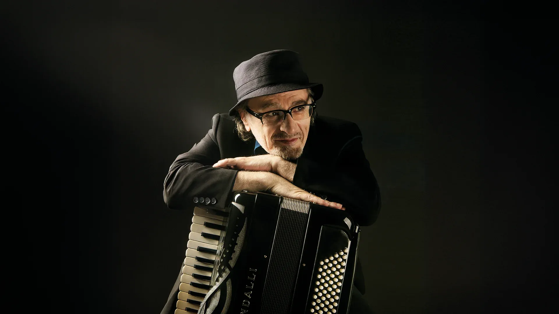 Eduardo De Crescenzo appoggiato alla fisarmonica, per Essenze Jazz al Teatro Massimo di Cagliari.